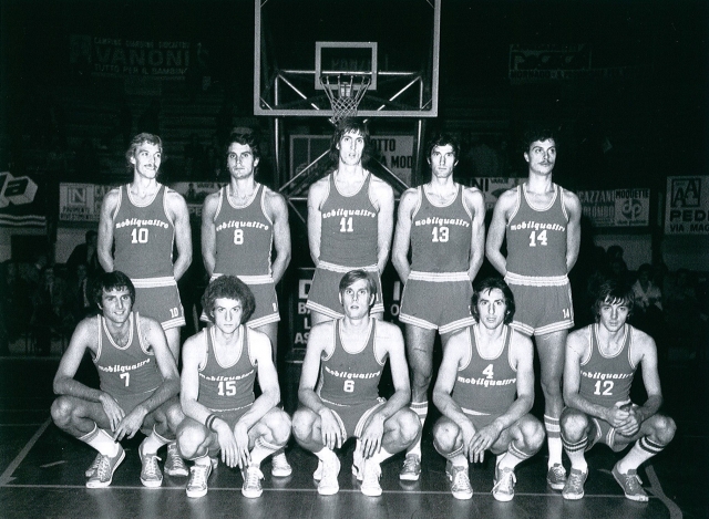 Formazione Pallacanestro Mobilquattro Milano 1974/75. In piedi da sx: Veronesi, Guidali, Jura, Crippa, Castellani. Accosciati da sx: Giroldi, G. Gergati, Papetti, P. Gergati, Rod&agrave;.